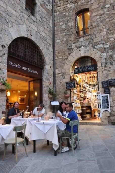 Lovely 2 Bedroom In San Gimignano Historic Center Exterior foto